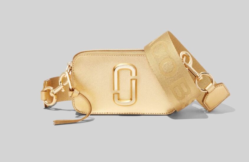 Jak nosić złotą torebkę Marc Jacobs Snapshot?