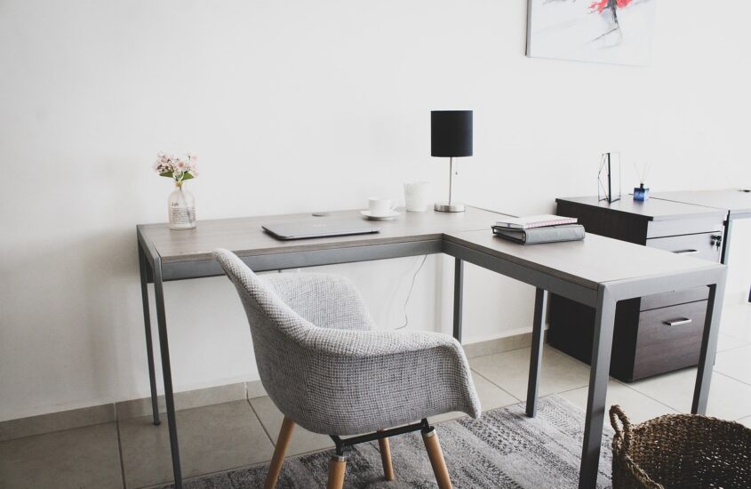Krzesło czy fotel – co wybrać do pracy?